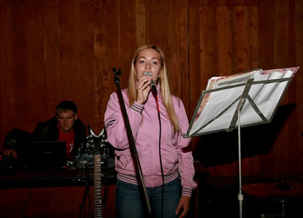 В моменты перекура у группы, паузы заполнял прекрасный голос Оксаны.