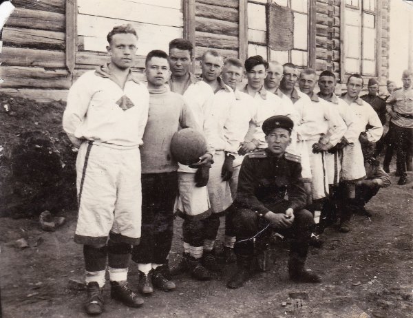 Дедова футбольная команда 1941 1946 годы (Дед первый на фото)