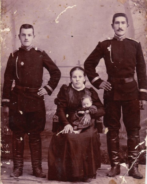 Дедов дядька (слева) с семьёй. Дореволюционное, 1911 год