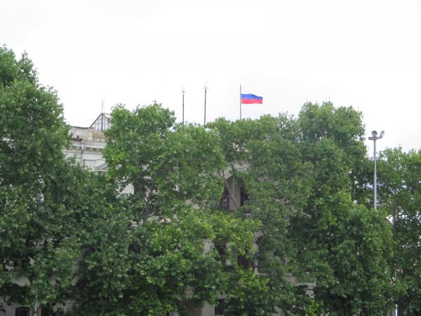 Русский флаг над администрацией Севастополя в 2005 году