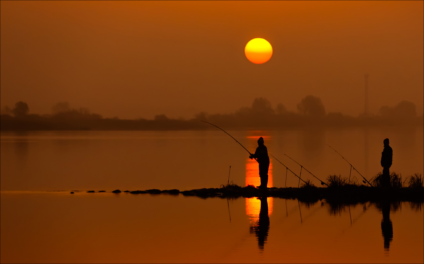 Ловить рыбу ночью. Ночная рыбалка. Рыбалка вечером. Рыбак на рассвете. Ночная рыбалка на реке летом.