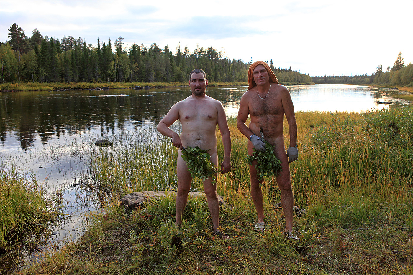 парни голые на реке фото 18